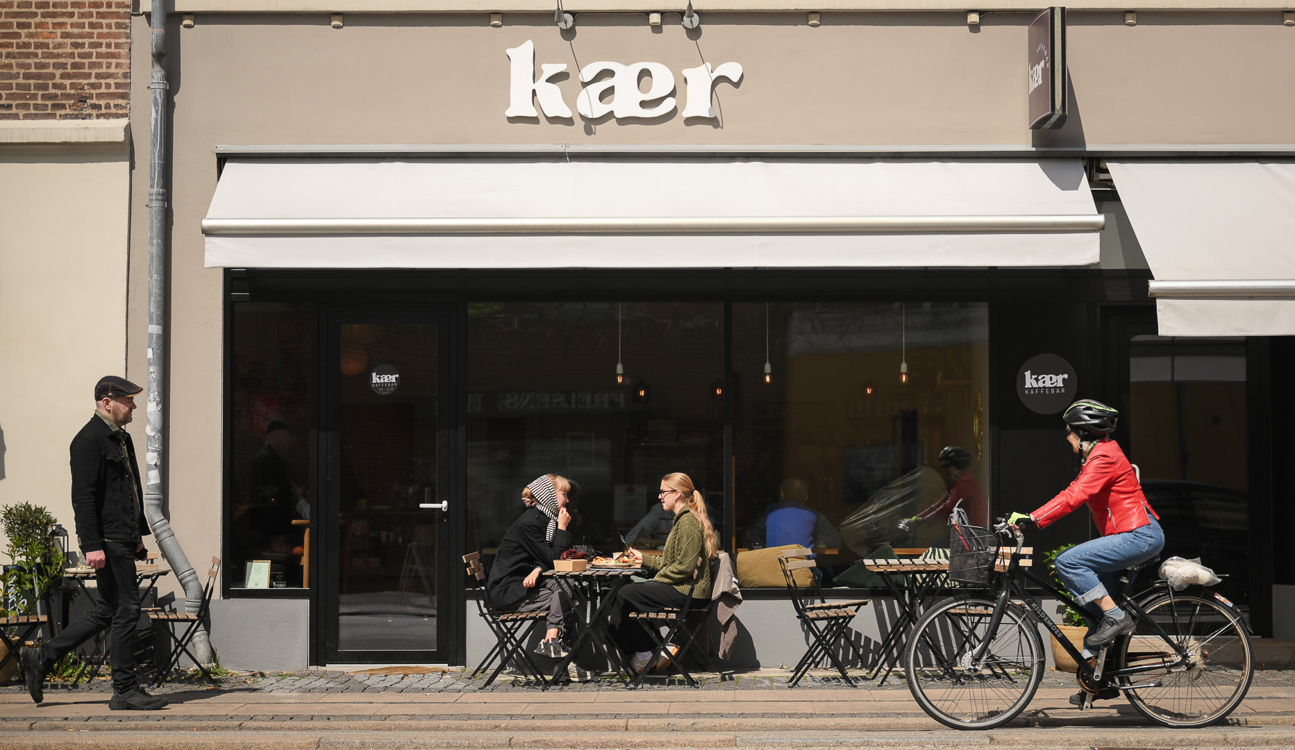 Kær Kaffebar med gæster foran caféen